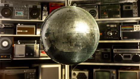 Pared-Con-Bola-De-Discoteca-Y-Ghettoblaster