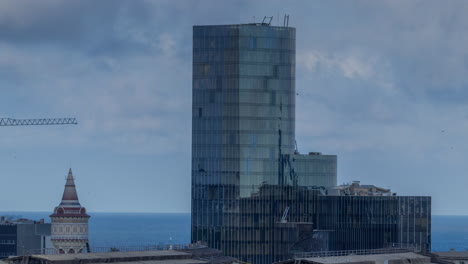 Skyline-Von-Barcelona,-Aufgenommen-Von-Einem-Hohen-Aussichtspunkt-Im-Stadtzentrum