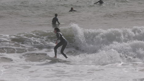 Männlicher-Surfer-Der-Eine-Welle-Reitet