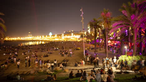 Multitudes-En-La-Playa-Por-La-Noche-En-Barcelona