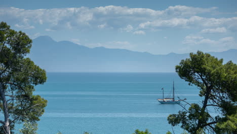 Un-Barco-En-El-Mar-En-Grecia