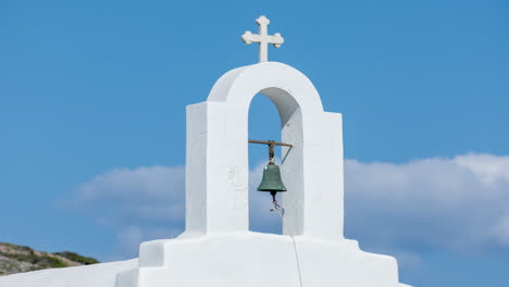 white-church-in-greek-island