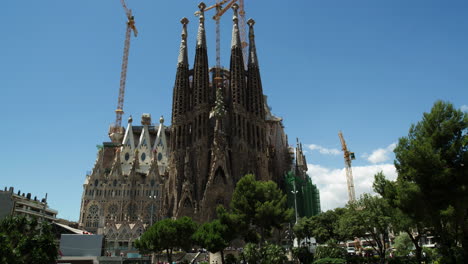 Catedral-De-La-Sagrada-Familia-En-Barcelona-Con-Grúas-De-Construcción