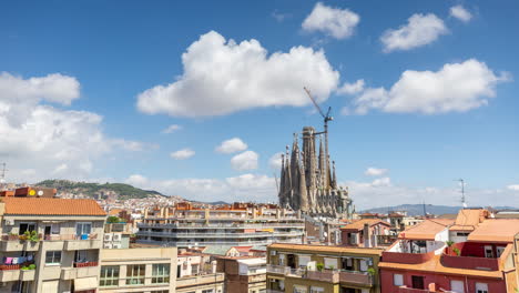 La-Catedral-De-La-Sagrada-Familia-En-Barcelona-Desde-Un-Punto-Panorámico-único