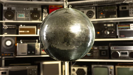 Pared-Con-Bola-De-Discoteca-Y-Ghettoblaster