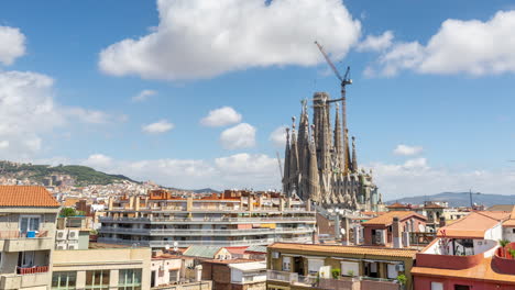 Catedral-De-La-Sagrada-Familia-En-Barcelona-Con-Grúas-De-Construcción