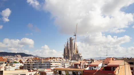 Catedral-De-La-Sagrada-Familia-En-Barcelona-Con-Grúas-De-Construcción