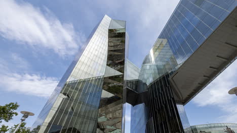 barcelona-mirrored-glass-skyscraper