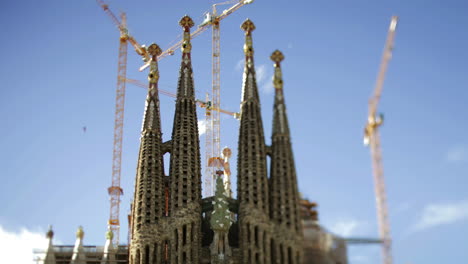 Catedral-De-La-Sagrada-Familia-En-Barcelona-Con-Grúas-De-Construcción