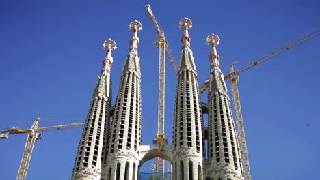 Catedral-De-La-Sagrada-Familia-En-Barcelona-Con-Grúas-De-Construcción