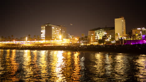 Menschenmassen-Am-Strand-In-Barcelona-Bei-Nacht