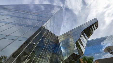 barcelona-mirrored-glass-skyscraper