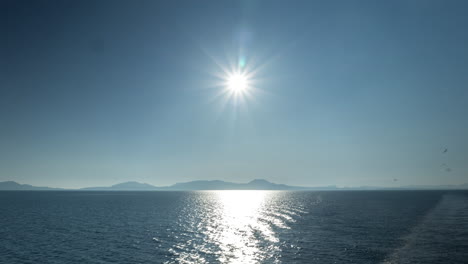 Mar-Y-Sol-Desde-Un-Barco-En-Movimiento