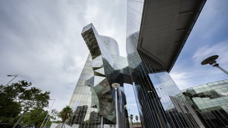 Rascacielos-De-Cristal-Con-Espejo-De-Barcelona