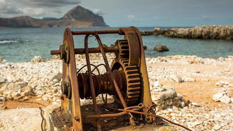 Estructura-Para-Tirar-De-Pequeñas-Embarcaciones-Hasta-La-Orilla-En-Una-Playa-De-Sicilia.