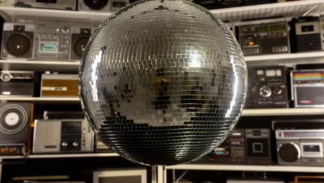 Pared-Con-Bola-De-Discoteca-Y-Ghettoblaster