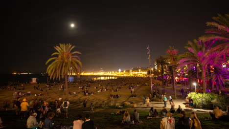 Multitudes-En-La-Playa-Por-La-Noche-En-Barcelona