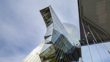 barcelona-mirrored-glass-skyscraper