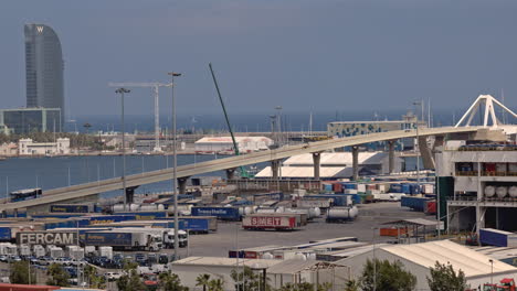 Vista-Del-Puerto-Y-El-Horizonte-Del-Puerto-De-Barcelona-Tomada-Desde-Un-Punto-Panorámico-Alto