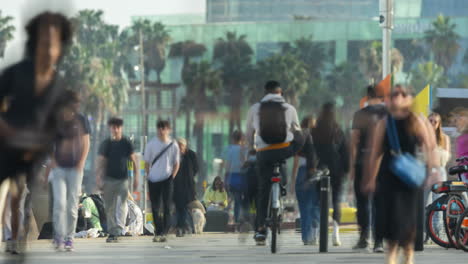 Gente-En-El-Paseo-Marítimo-De-La-Playa-De-Barcelona