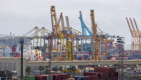 Der-Hafen-Und-Die-Skyline-Von-Barcelona-Wurden-Von-Einem-Hohen-Aussichtspunkt-Aufgenommen