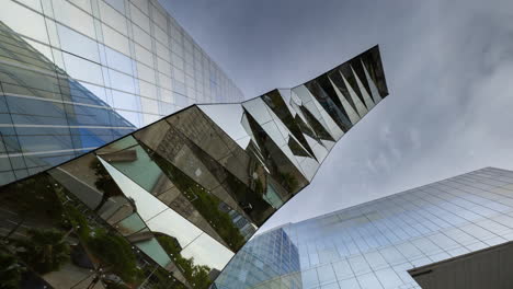 barcelona-mirrored-glass-skyscraper