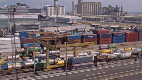 Der-Hafen-Und-Die-Skyline-Von-Barcelona-Wurden-Von-Einem-Hohen-Aussichtspunkt-Aufgenommen