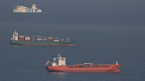 Buques-De-Carga-Y-Transbordadores-En-El-Mar-En-El-Puerto-Comercial-De-Barcelona