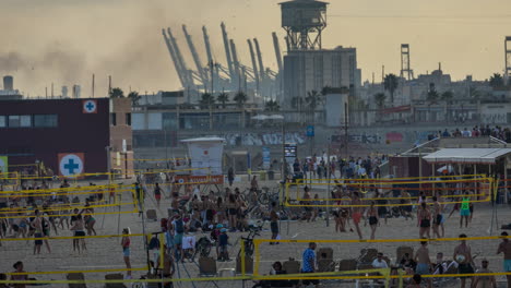 Strand-Von-Barcelona-Und-Hafen-Im-Hintergrund