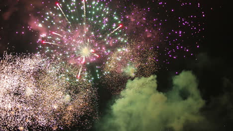 Espectáculo-De-Fuegos-Artificiales-En-El-Cielo