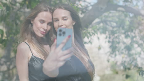 Identical-twins-with-mobile-phone-for-selfies