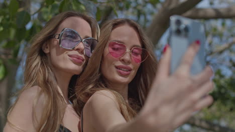 Identical-twins-with-mobile-phone-for-selfies