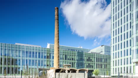 Bürogebäude-In-Barcelona-Mit-Vorbeiziehenden-Wolken