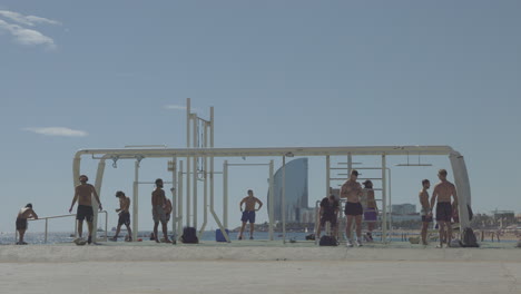 Gimnasio-Al-Aire-Libre-En-La-Playa-De-Barcelona