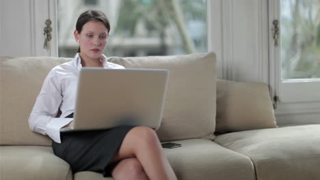 Mujer-De-Negocios-Con-Computadora-Portátil