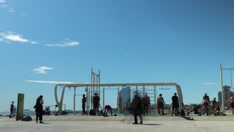 Gimnasio-Al-Aire-Libre-En-La-Playa-De-Barcelona