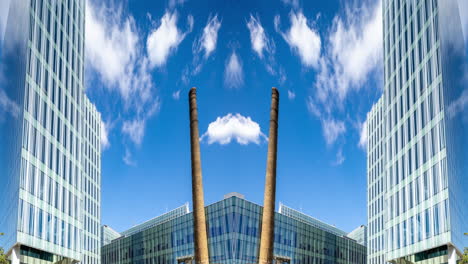 Bürogebäude-In-Barcelona-Mit-Vorbeiziehenden-Wolken