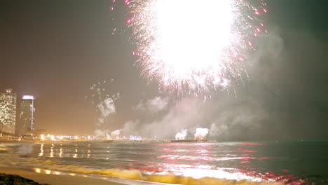 Espectáculo-De-Fuegos-Artificiales-En-El-Cielo