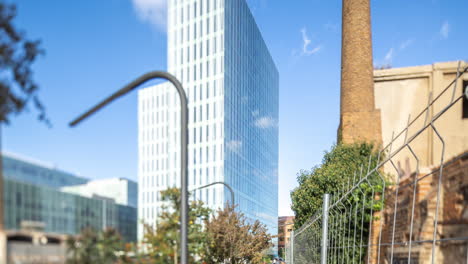 Bürogebäude-In-Barcelona-Mit-Vorbeiziehenden-Wolken