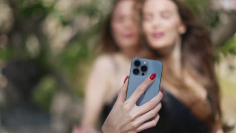 Eineiige-Zwillinge-Mit-Handy-Für-Selfies