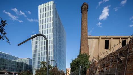 Bürogebäude-In-Barcelona-Mit-Vorbeiziehenden-Wolken