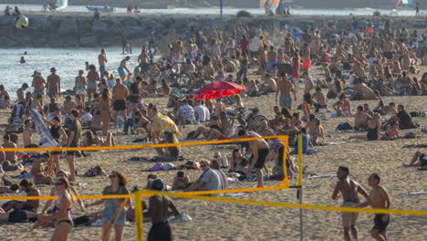 Strand-Von-Barcelona-Und-Leute,-Die-Volleyball-Spielen