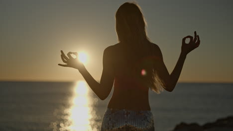 Frau-Bei-Sonnenaufgang-Am-Meer