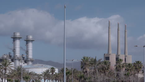 Strand-Und-Kraftwerk-In-Barcelona