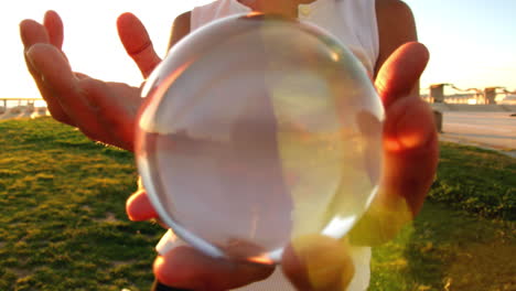 Mujer-Con-Esfera-De-Cristal-Haciendo-Malabarismos