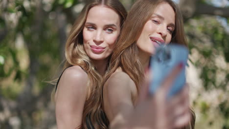 Identical-twins-with-mobile-phone-for-selfies