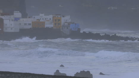 Buildings-on-cliffs-in-gran-canaria