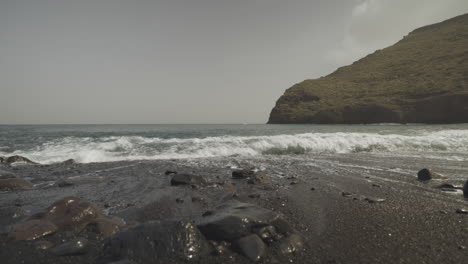 Olas-En-Una-Playa-De-La-Gomera