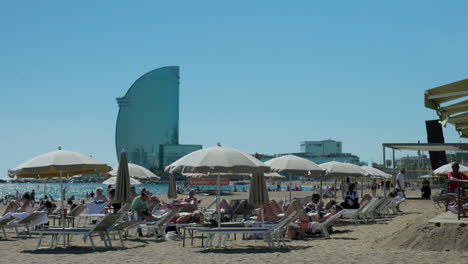 Fitnessstudio-Im-Freien-Am-Strand-Von-Barcelona