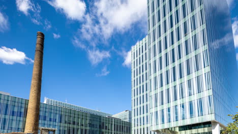 Bürogebäude-In-Barcelona-Mit-Vorbeiziehenden-Wolken